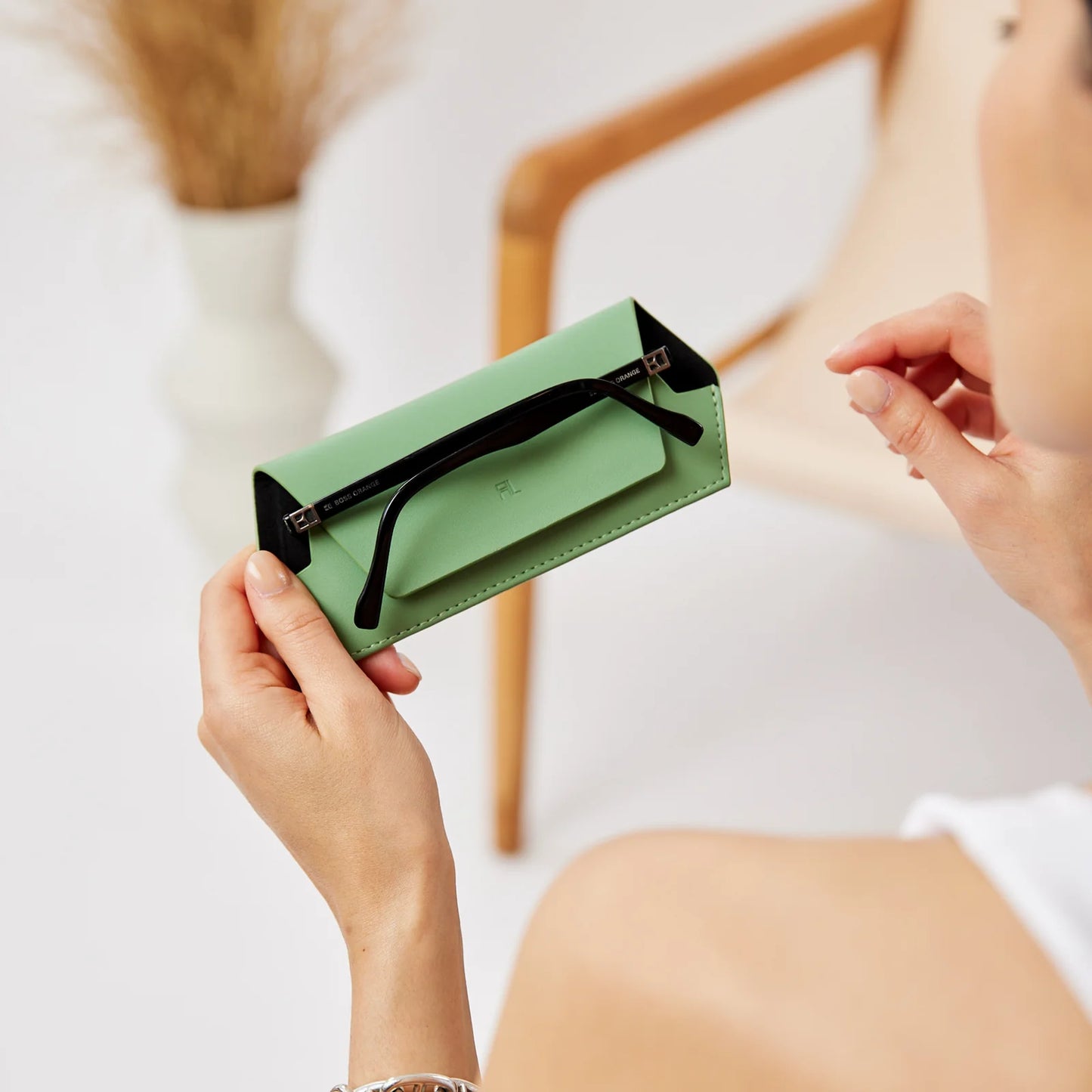 FOX AND LEO GLASSES CASE - TAN