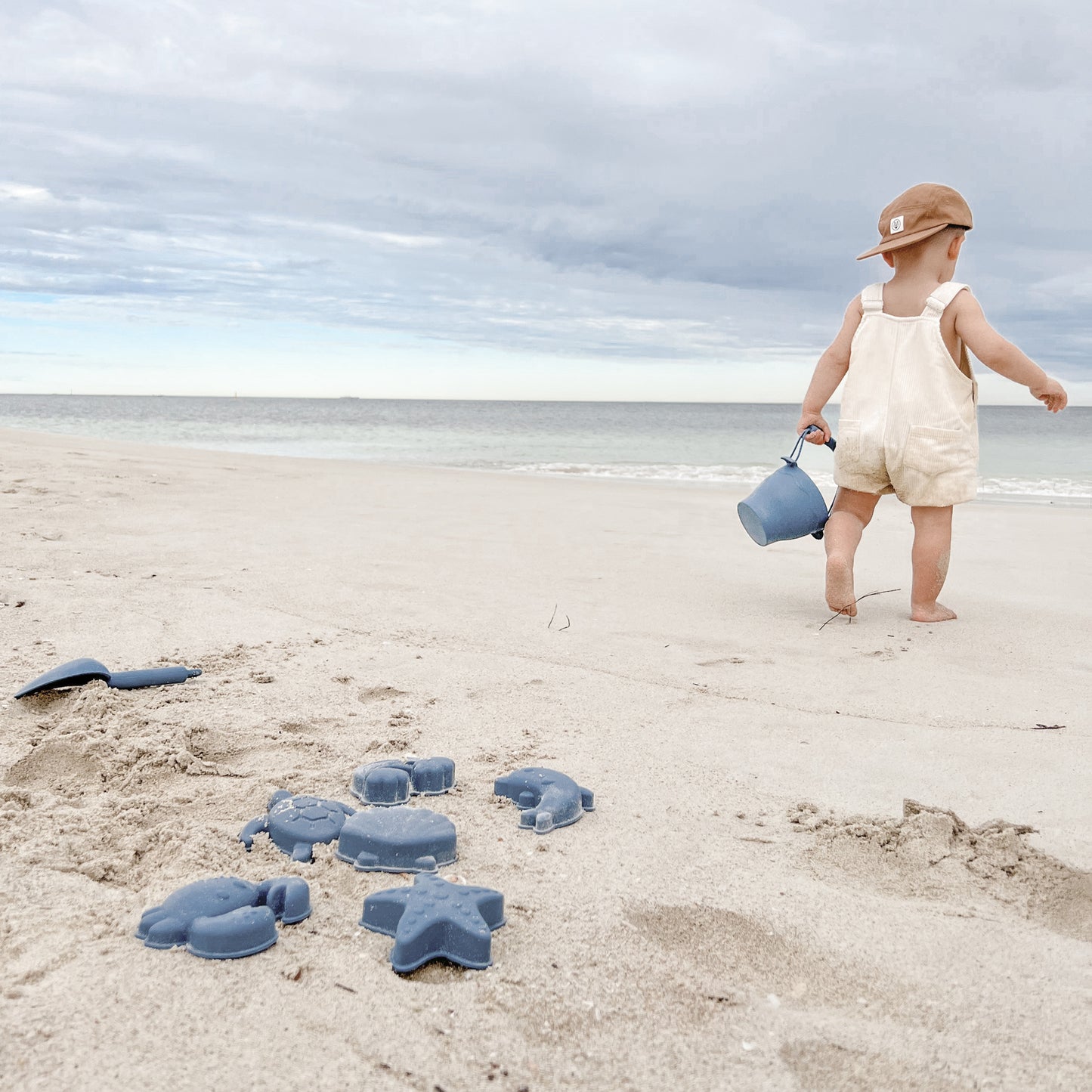 PLAYGROUND - 8 PCE BUCKET & SPADE SET - STEELE BLUE