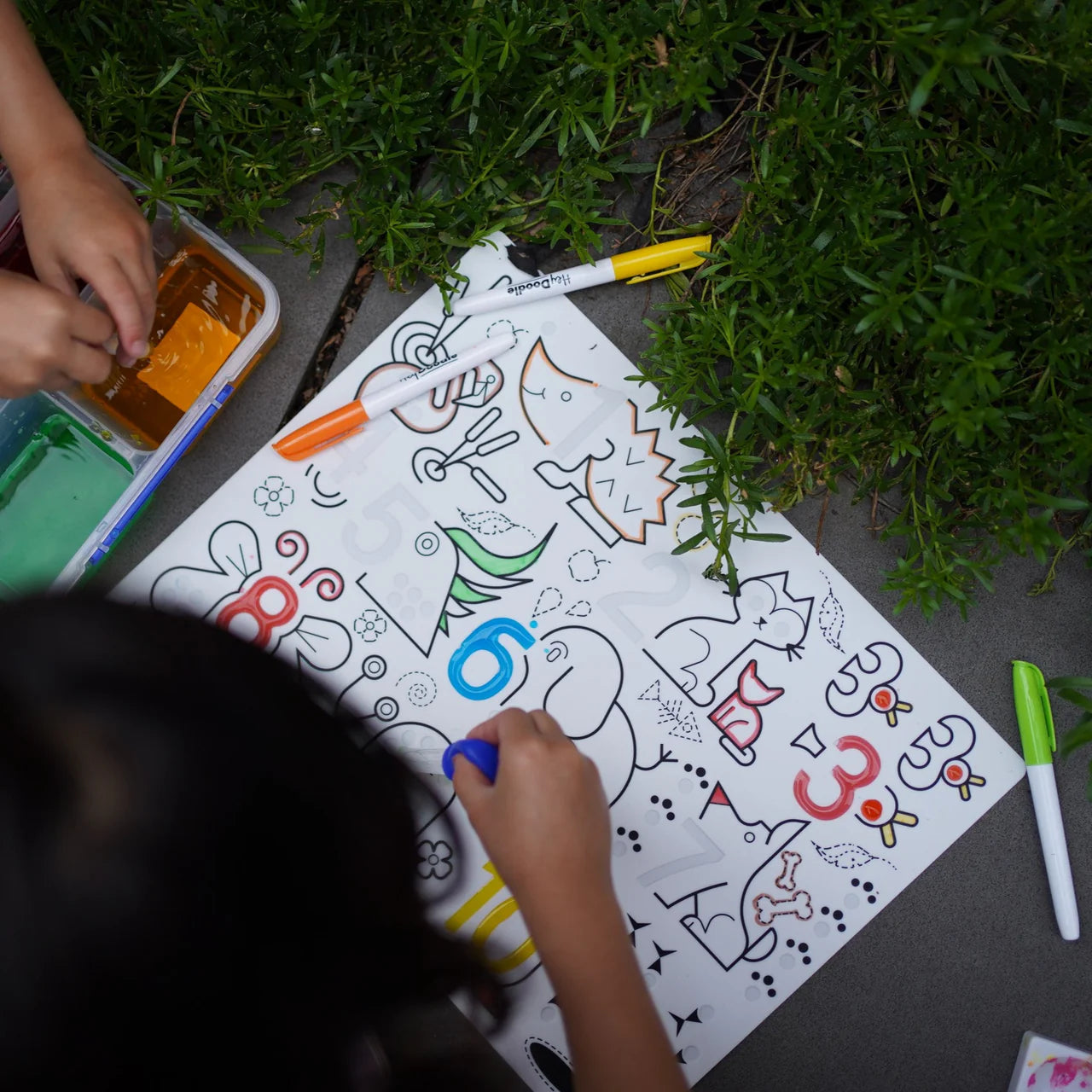 HEY DOODLE SENSORY COLOURING & DOODLE MAT - WILD DIGITS