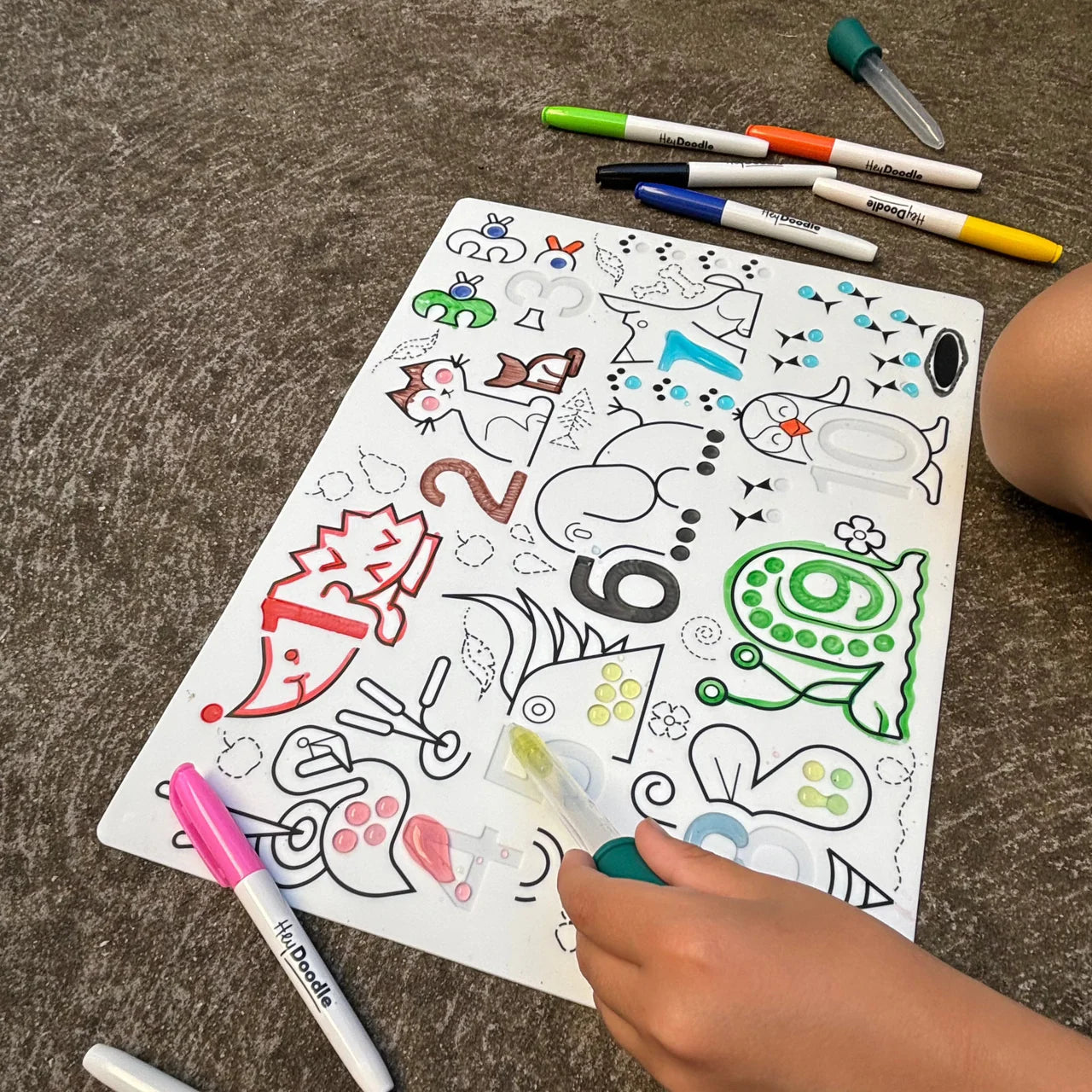 HEY DOODLE SENSORY COLOURING & DOODLE MAT - WILD DIGITS