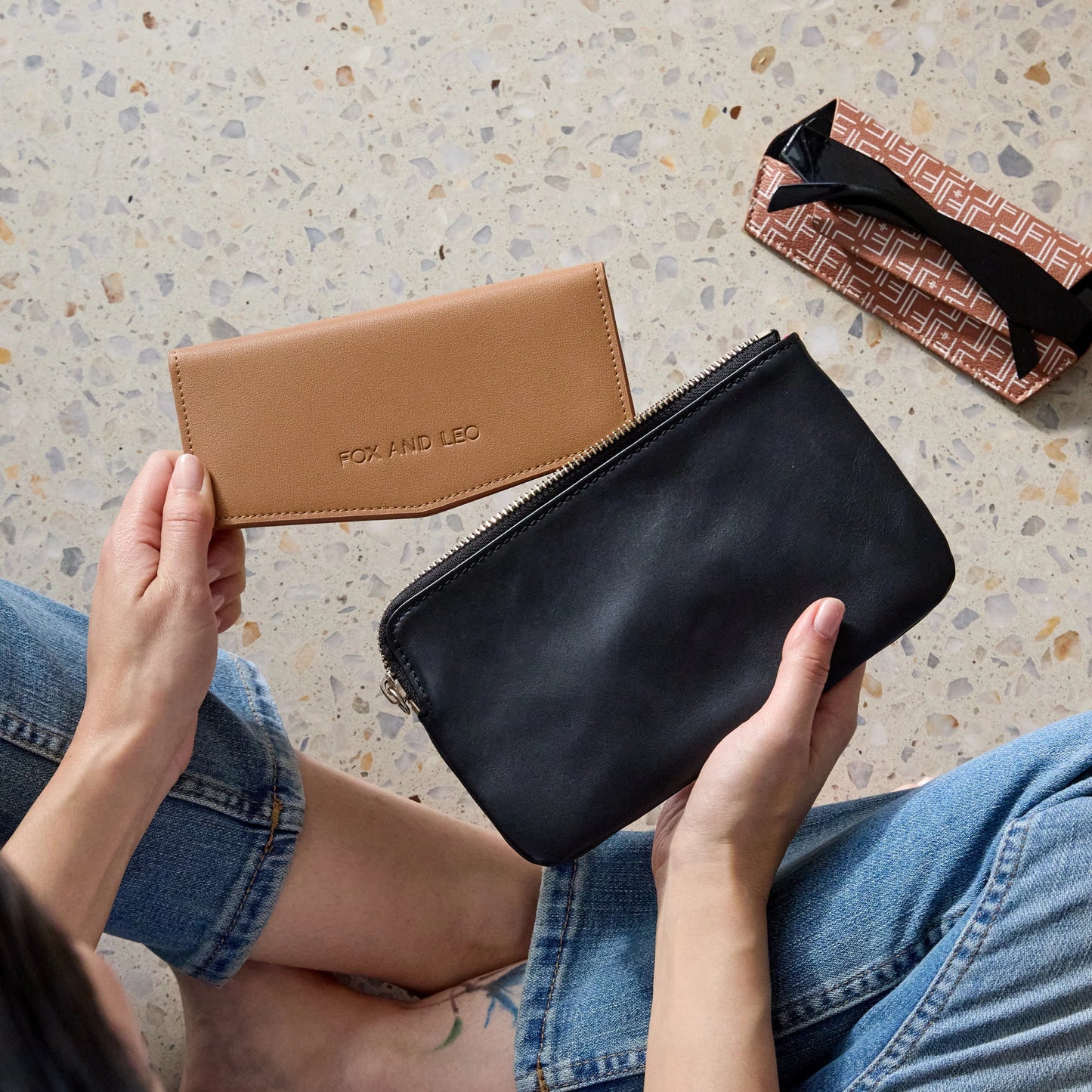 FOX AND LEO SWALLET - TAN