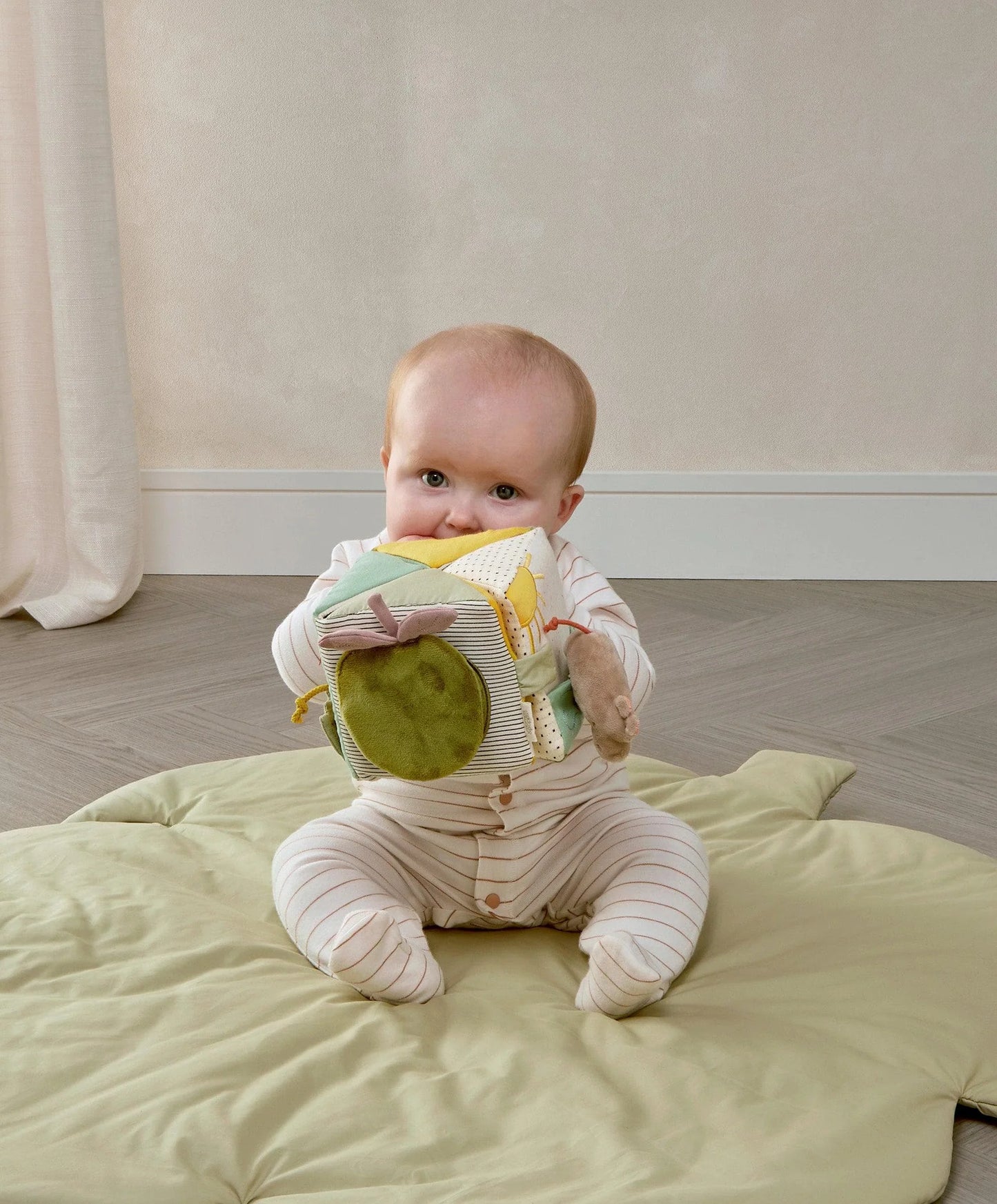MAMAS & PAPAS -FOLDING ACTIVITY CUBE